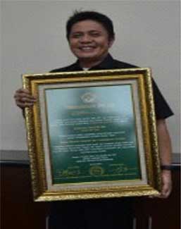 bupati OKU timur mendapat penghargaan