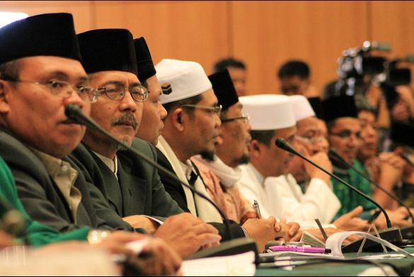 KH. Aceng Karimullah, dua dari kiri, saaat mengikuti sidang Itsbat menentukan 1 Ramadhan 1434 H di kantor Kementerian Agama, Jl MH Thamrin Jakarta, Senin, 8/7/2013. Dok. DPP LDII.