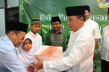 buka bersama dan penyerahan santunan kepada seribu anak