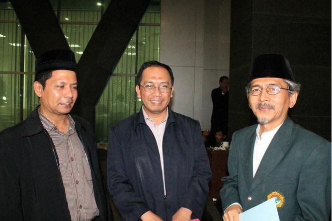 Utusan DPP LDII bersama pakar Astronomi Kemenag Prof. Dr. Thomas Jamaluddin usai sidang Itsbat, Senin, 8/7/2013. Dok. DPP LDII.