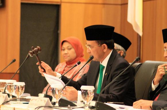Menteri Agama Suryadharma Ali mengetuk palu memutuskan 1 Ramadan 1434 H jatuh pada Rabu, 10/7/2013. Dok. DPP LDII.