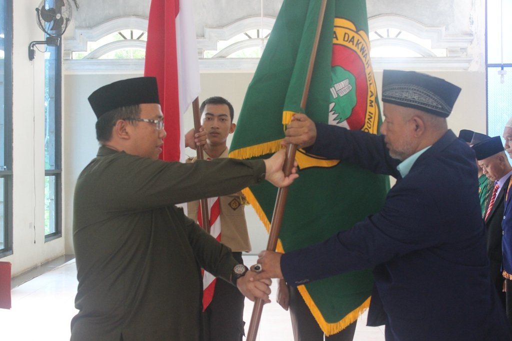 Dr. Aditya menyerahkan panji organisasi pada Drs. Sugiono 1