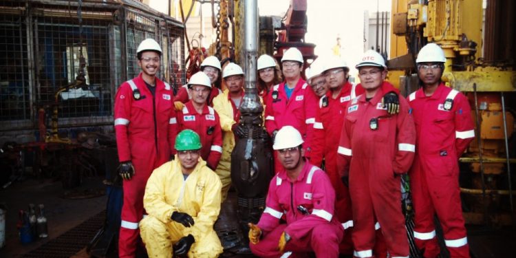 foto: Dian(ketiga dari kanan) dan rekan