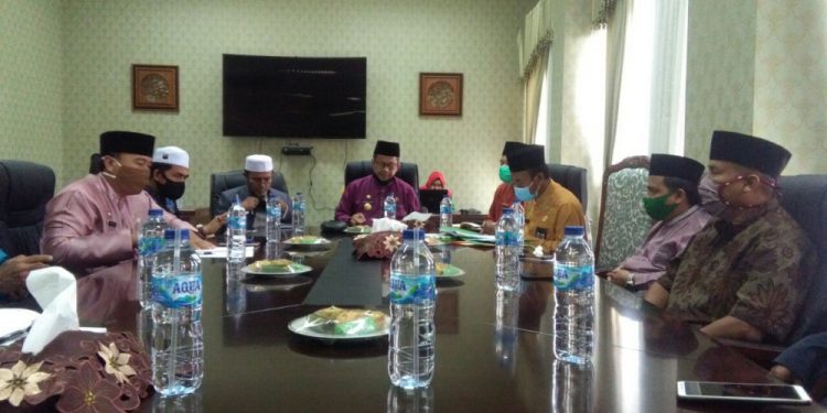 Pemkab Rohul menggelar rapat dengan seluruh ormas Islam, untuk menyatukan persepsi mengenai Covid-19, Rabu (7/10).
