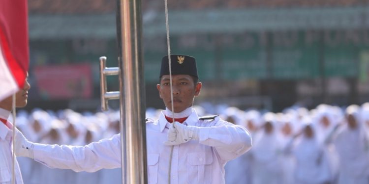 Ilustrasi santri desang upacara bendera tiap hari Senin. Dok. LINES