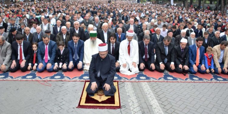 Ilustrasi umat Islam di Albania. (Foto: Newsweek).