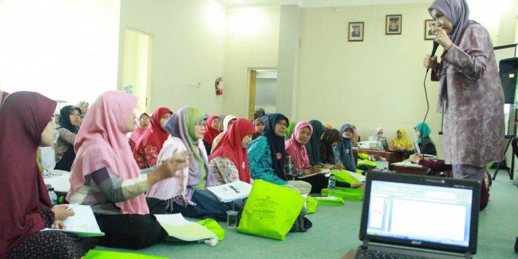 Psikolog Nana Maznah Zubair sedang memberi pembekalan dalam seminar wanita. Dok. DPW LDII Jawa Timur