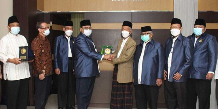 Ketua DPW LDII Jawa Timur KH Moch. Amrodji Konawi beserta pendamping mengunjungi PW Muhammadiyah Jawa Timur. Foto: Kiriman Daerah.