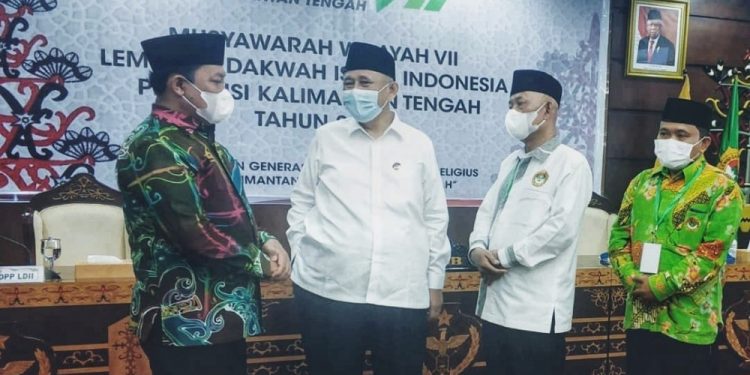 Ketua Umum DPP LDII KH Chriswanto Santoso yang hadir dalam Muswil VII LDII Kalteng kemarin (20/11), mengajak masyarakat untuk mengedepankan keutuhan bangsa diatas kepentingan pribadi. Foto: LINES.