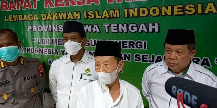 Ketua MUI Jateng didampingi Ketua DPW LDII Jateng dan Kabid polmas Polda Jateng AKBP H Maulud SAg di sela Rakerwil LDII Jateng di GNBS Banrngsong Kendal Jawa Tengah, Minggu (19/12/2021).
