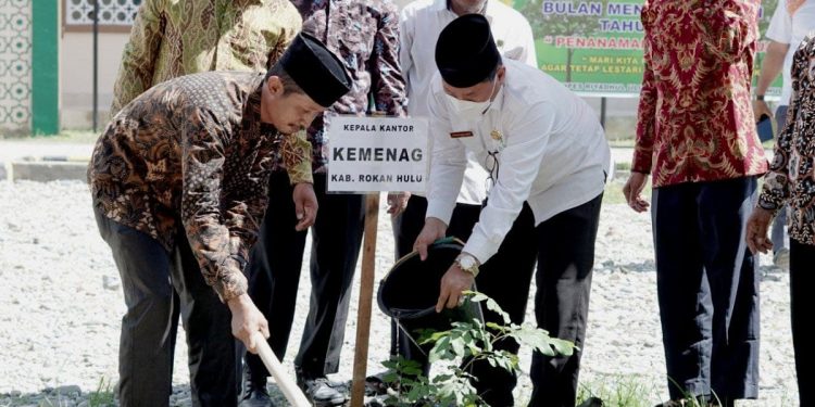 Kemenag Rokan Hulu mengapresiasi tanam pohon yang dilakukan LDII Rokan Hulu. Foto: Kiriman Daerah.