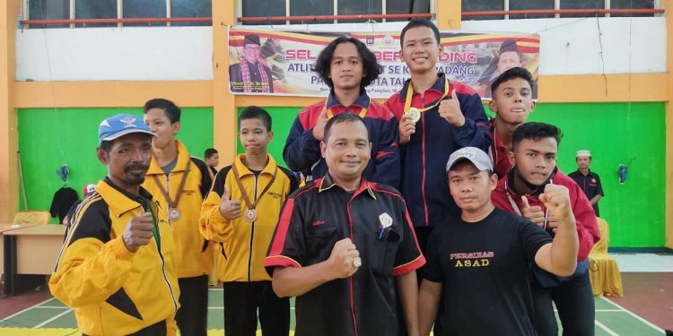 Atlet Persinas ASAD Kota Padang berhasil raih medali emas di Pekan Olahraga Kota (Porkota) Padang pada18-20 Desember kemarin. Foto: Kiriman Daerah.