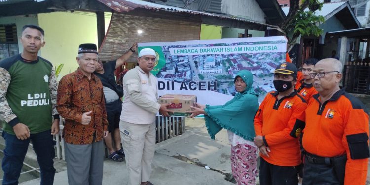 LDII Aceh menyalurkan paket bantuan sembako berupa beras, telur, minyak goreng kepada warga yang ada di tiga daerah di Aceh. Foto: Kiriman Daerah.