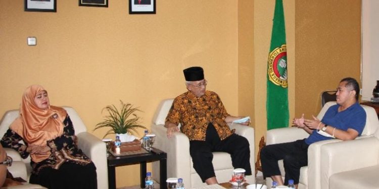 Ketua Umum DPP LDII KH Chriswanto Santoso berdialog dengan politisi DPR RI Endang Maria Astuti dan Singgih Januratmoko. Foto: LINES.