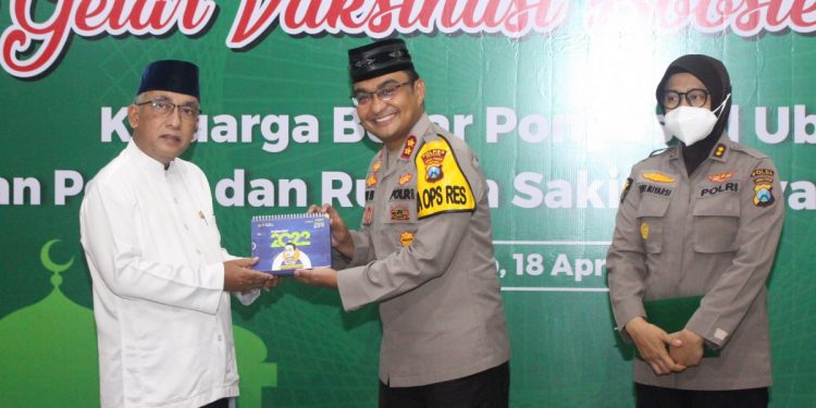 Pengasuh Ponpes Al Ubaidah, Habib Ubaidillah Al Hasany menerima cinderamata dari Kapolres Nganjuk AKBP Boy Jeckson Situmorang didampingi Kepala Rumah Sakit Bhayangkara Nganjuk AKBP Dwi Miyarsi, dalam acara vaksinasi booster untuk para santri, pada Senin (18/4). Foto: Tim Ponpes Al Ubaidah.