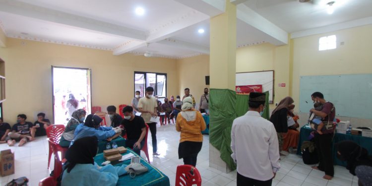 Polsek Bojongsari Sawangan bersama PAC LDII Pengasinan, menggelar kegiatan vaksinasi booster. Foto: Kontributor Depok.