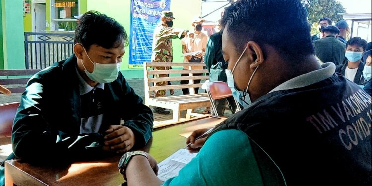 Pondok pesantren Dahlan Ikhsan di bawah naungan DPD LDII Kabupaten Blitar, bekerja sama dengan Puskesmas Gandusari mengadakan vaksin booster. Foto: Kontributor LINES.
