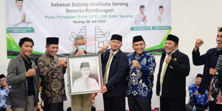 Wali Kota Serang mengunjungi pengajian rutin DPD LDII Kota Serang. foto: LINES.