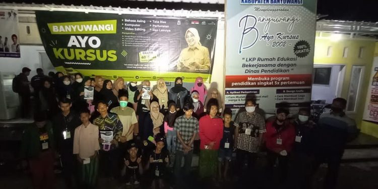 Generasi muda LDII mengikuti pelatihan gratis desain grafis dari program Bupati Banyuwangi. Foto: LINES.