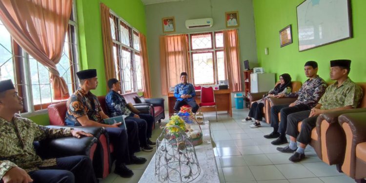 Pengurus Cabang LDII Kambu Kota Kendari berkunjung ke kantor Kecamatan Kambu Kota Kendari pada Jumat (12/8). Foto: LINES.