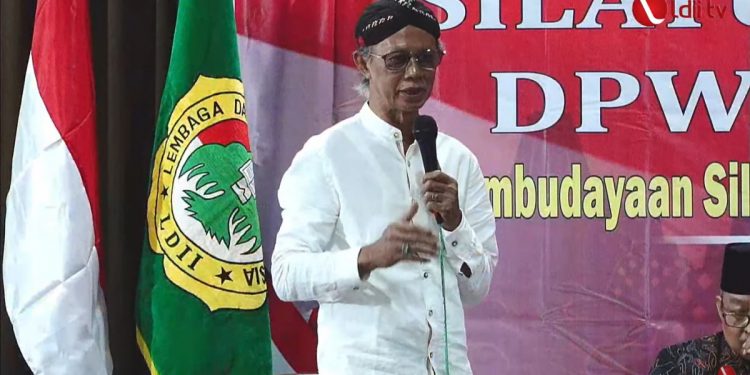 Guru Besar Antropologi Undip Semarang Muhadjirin Thohir menjadi pembicara di Webinar Kebangsaan Jilid II LDII Jateng. Foto: LINES.