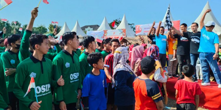 Pada puncak acara, Wali Kota Abdullah Abu Bakar beserta jajaran melepas peserta "Jalan Sehat Kelurahan Burengan Kota Kediri" dan membuka Bazar UMKM warga. Foto: LINES.