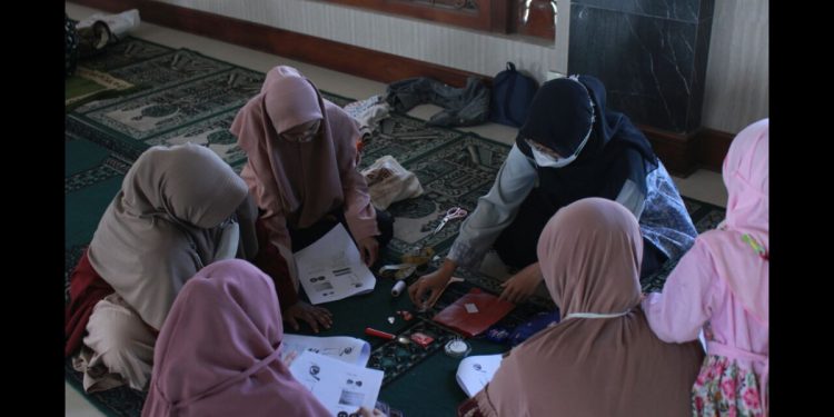 LDII Sleman membekali para putri keterampilan menjahit. Foto: LINES.