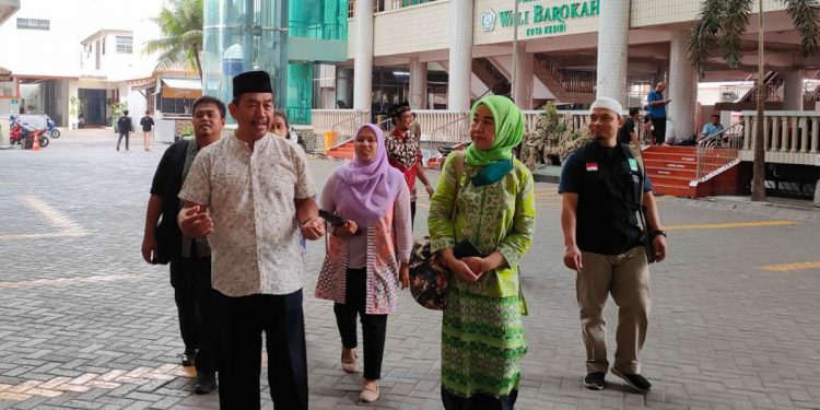 Sekretaris LPBI NU Pusat (Lembaga Penanganan Bencana dan Perubahan Iklim Nahdlatul Ulama) Yayah Ruchyati beserta staf mengunjungi Pondok Pesantren (Ponpes) Wali Barokah Kediri. Foto: LINES.
