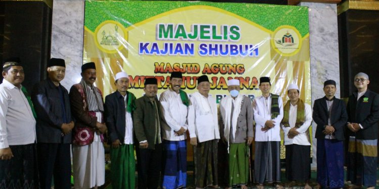 Ketua DPD LDII Blitar H Sugiyono Abdullah Mustofa didampingi Ketua Bidang Pendidikan Keagamaan dan Dakwah Rony Abdul Ghoni Adnan menghadiri "Majelis Kajian Subuh". Foto: Kiriman Daerah.