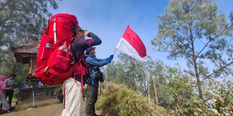 Ikut semarakkan HUT RI, pemuda LDII Tabanan mengibarkan merah putih di puncak Gn. Abang, Bali (14/8). Foto: LINES.