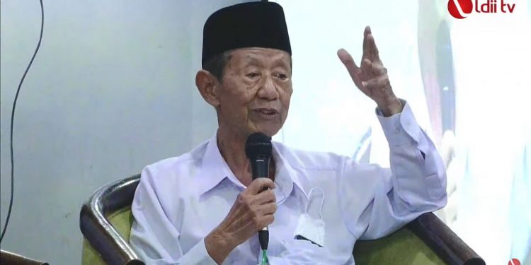Ketua MUI Jateng KH Ahmad Darodji saat menjadi pembicara di Webinar Kebangsaan LDII Jateng Jilid II. Foto: LINES.