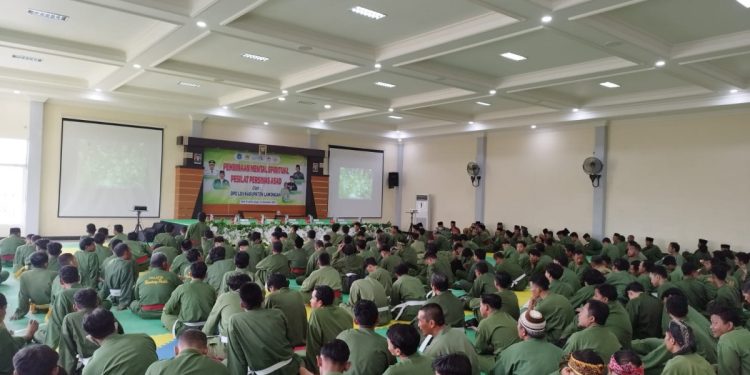 Habib Ubaid memberi dukungan moral bagi pesilat Persinas ASAD Lamongan. Foto: LINES.