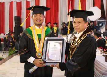 Dari Peternakan, Ketua DPD LDII Tanah Laut Jadi Wisudawan Terbaik