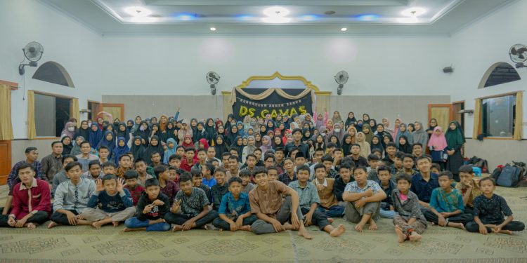 Para pemuda dan remaja LDII Cawas, Klaten berfoto bersama saat pengajian akhir tahun. Foto: Dokumentasi penulis.