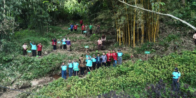 Bupati Ngawi Ony Anwar meresmikan arboretum yang dibangun LDII di sekitar perkebunan teh Jamus. Foto: LINES.