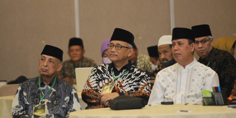 Kepala Badan Nasional Penanggulangan Terorisme (BNPT) Komjen Pol Boy Rafli Amar duduk bersama Ketum LDII KH Chriswanto Santoso pada Tadarus Kebangsaan LPOI, Sabtu (25/3). Foto: LINES.