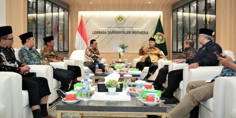 Ketua Komite III DPD RI, Hasan Basri beserta jajaran mengunjungi DPP LDII. Foto: LINES.