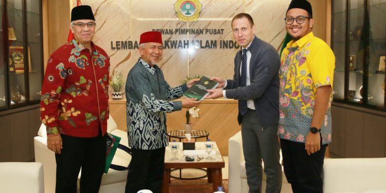 Sekretaris III Kedubes Federasi Rusia, Dmitry Kostin, berkunjung ke kantor DPP LDII di Jakarta, pada Senin, (22/5). Ia mengajak pengurus DPP LDII berdiskusi mengenai peran ormas Islam dalam menangkal terorisme dan radikalisme. Foto: LINES.