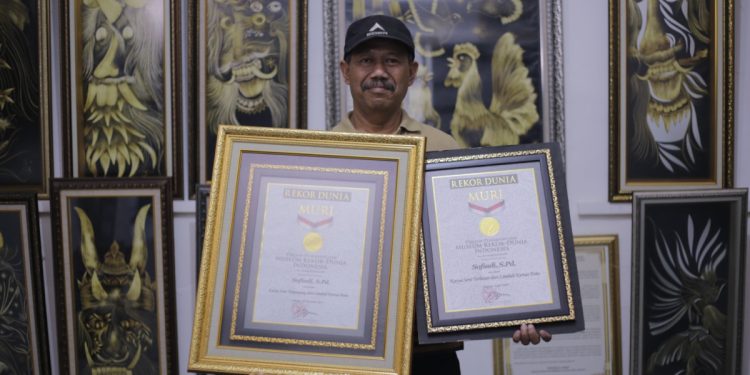 Sofiadi seorang warga LDII Jatinegara, Jakarta Timur, giat menekuni seni lukis hingga kini menggelar pameran. Foto: LINES.