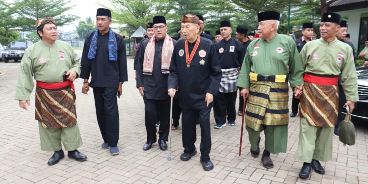 Sesepuh Pencak Silat Mayjen TNI (Purn.) Eddie Marzuki Nalapraya berpesan kepada para pesilat agar menjaga persatuan dan mengedepankan budi pekerti luhur. Foto: LINES.