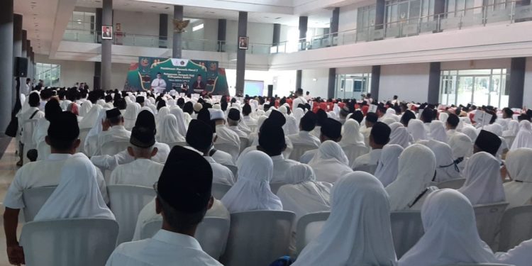 Kementerian Agama Kabupaten Kediri menggelar Pembinaan Manasik Massal 2 dan Pelepasan Jamaah Haji di Gedung Simpang Lima Gumul, Kediri. Foto: LINES.