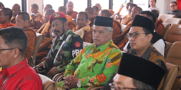 Ketua DPD LDII Kabupaten Magelang, KH Modrik Santoso, mendampingi Kepala Kantor Kemenag Kabupaten Magelang, menyambut kedatangan 32 biksu asal Thailand. Foto: LINES.