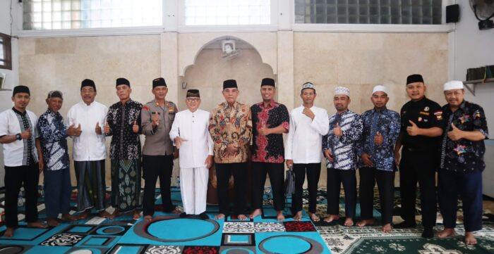 Ketua Umum Majelis Ulama Indonesia (MUI) Rembang, KH Muhammad Faqih Mudawam Hadinagoro mengisi tausiah di pengajian rutin bulanan LDII Rembang. Foto: LINES.