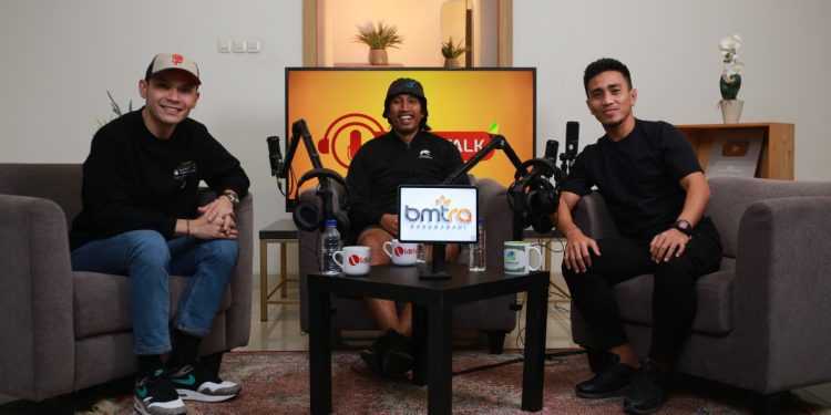 Kiri-kanan: Ben Kasyafani, Budi Sudarsono, Taufiq berfoto bersama di podcast LINES Talk. Foto: LINES.