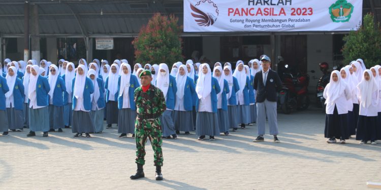 Yayasan Pendidikan Budi Utomo (YPBU) Gadingmangu menggelar upacara peringatan Hari Lahir Pancasila di halaman Pondok Pesantren Gadingmangu, Perak, Jombang, Jawa Timur. Foto: LINES.