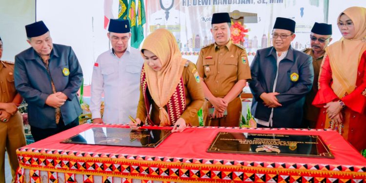 Bupati Tanggamus Dewi Handajani meresmikan Gedung Sekretariat DPD LDII Kabupaten Tanggamus pada Selasa (18/7), di Pekon Terbaya, Kota Agung, Tanggamus, Lampung. Foto: LINES.