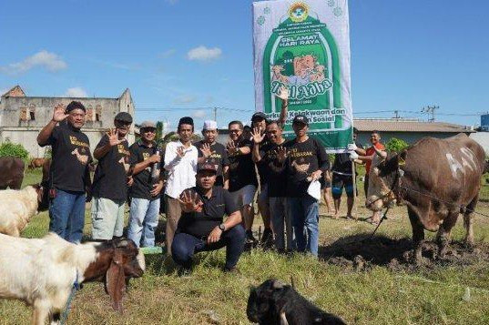 Warga LDII Kutai Timur, Kalimantan Timur usai melaksanakan salat Idul Adha 1444 Hijriah, dilanjutkan penyembelihan hewan kurban. Foto: LINES.