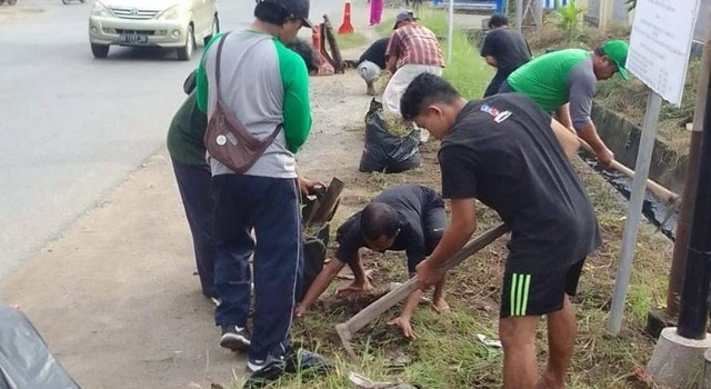 Sejumlah pemuda LDII membersihkan lingkungan terminal Sungai Pinyuh, di Kelurahan Sungai Pinyuh, Kabupaten Mempawah, Kalimantan Barat, pada Selasa, (4/7). Foto: LINES.