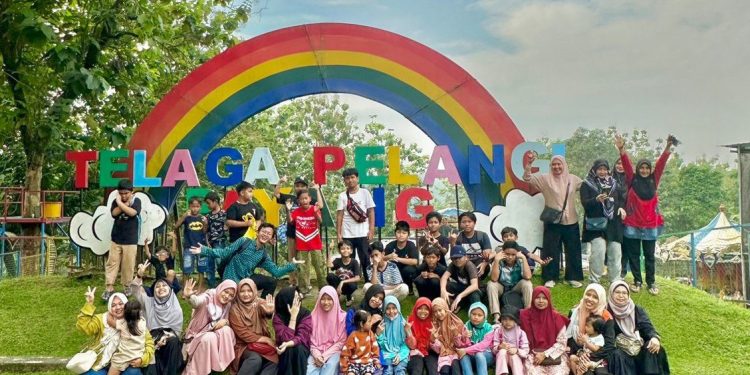 PC LDII Cisauk menggelar rekreasi anak-anak untuk mengisi liburan sekolah di Telaga Pelangi Payang, Rumpin, Kabupaten Bogor, Jawa Barat. Foto: LINES.