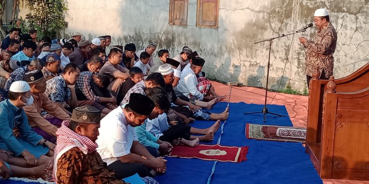 PC LDII Kecamatan Balongbendo menggelar salat Idul Adha 1444H dengan penuh khidmat di halaman Masjid Khoirul Huda, Balongbendo, Sidoarjo, Jawa Timur. Foto: LINES.
